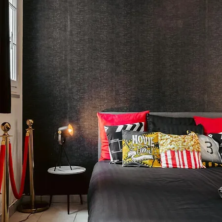 Olympia - Terrasse, Parking Gratuit, Theme Cinema, Coeur De Ville, Rez De Chaussee, Fibre, Tv 4k * Saintes