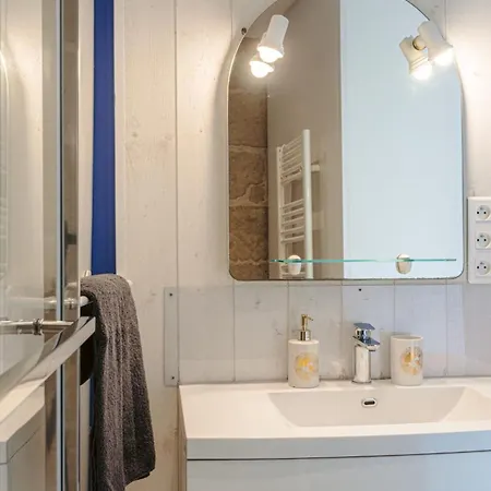 Olympia - Terrasse, Parking Gratuit, Theme Cinema, Coeur De Ville, Rez De Chaussee, Fibre, Tv 4k * Saintes