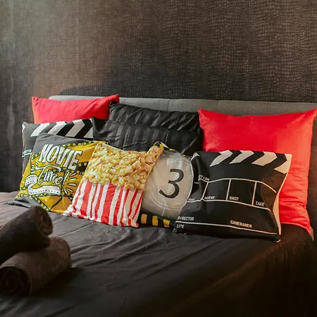 Apartment Olympia - Terrasse, Parking Gratuit, Theme Cinema, Coeur De Ville, Rez De Chaussee, Fibre, Tv 4k Saintes