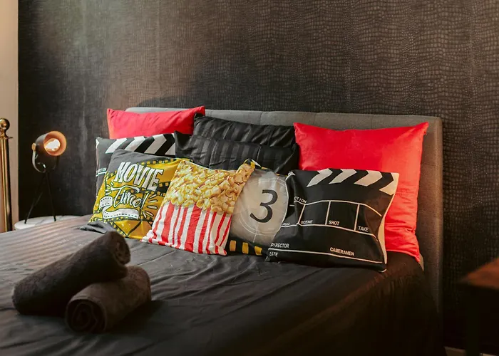 Appartement Olympia - Terrasse, Parking Gratuit, Thème Cinéma, Coeur De Ville, Rez De Chaussée, Fibre, Tv 4k Saintes